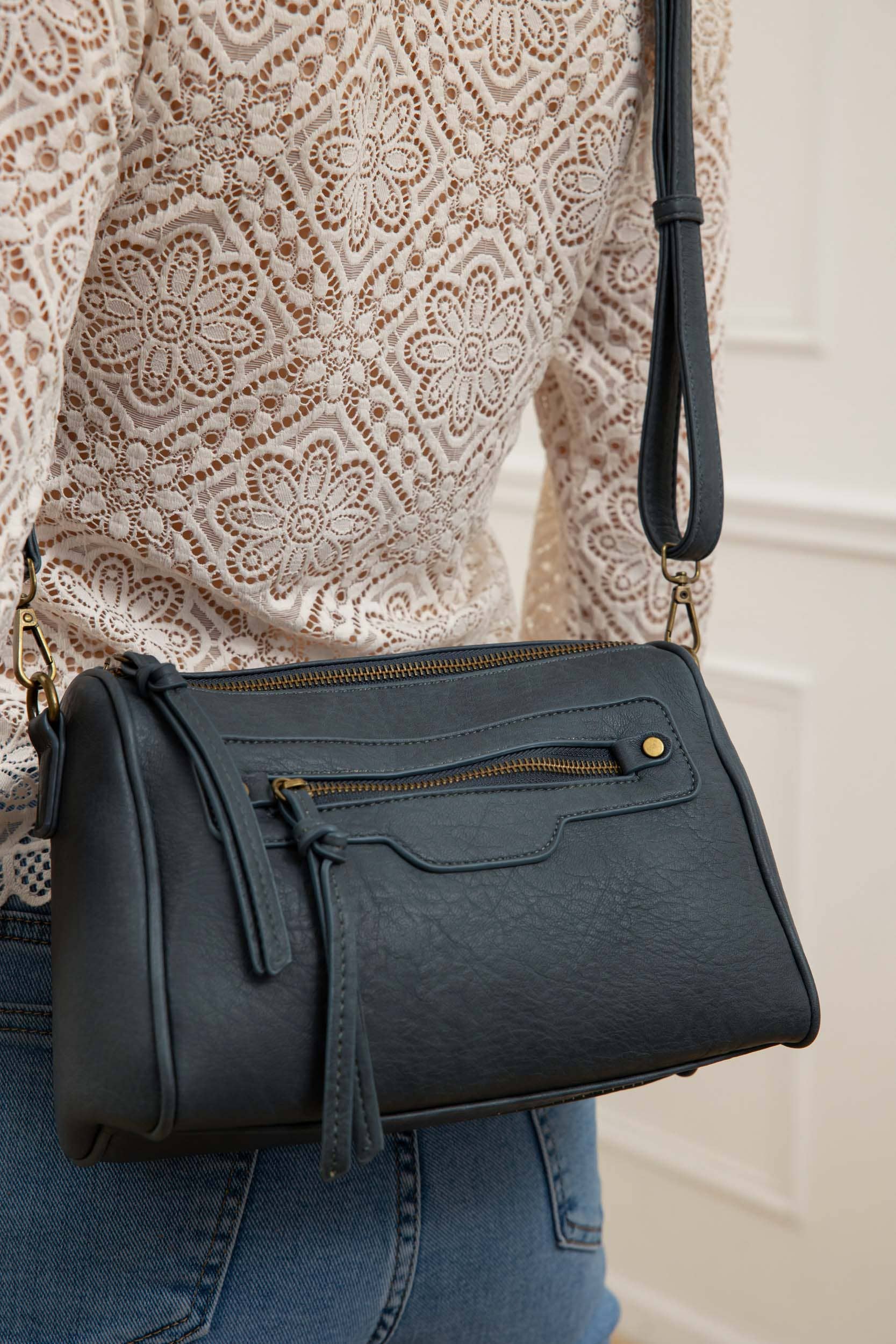 Sac à bandoulière noir.