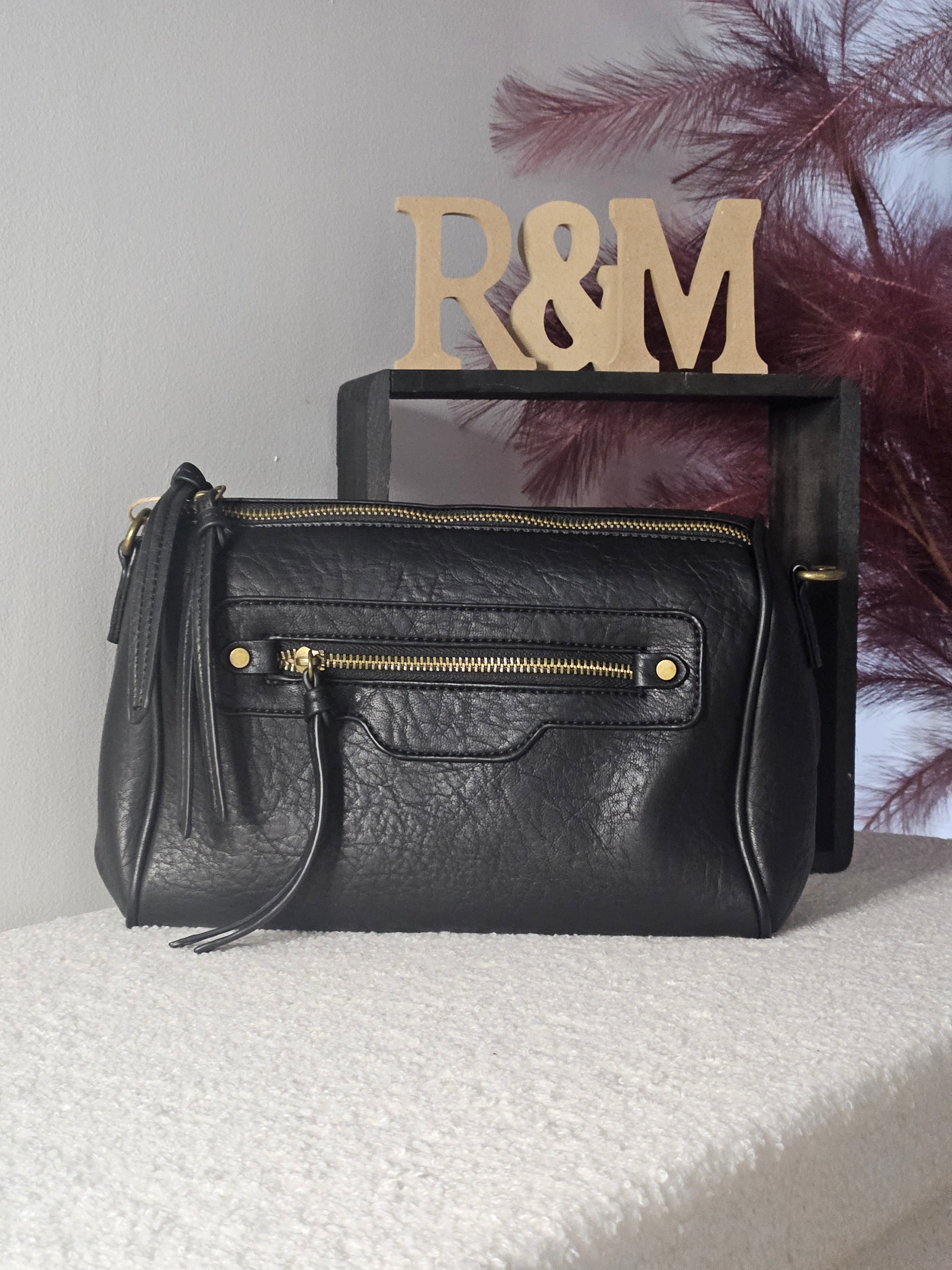 Sac à bandoulière noir.